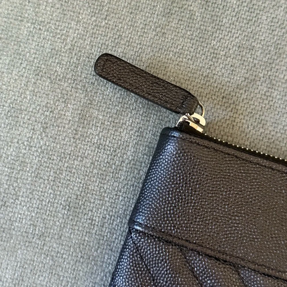 Chanel
Mademoiselle Vintage O Case Pouch Chevron Metallic Caviar - Picture 13 of 14